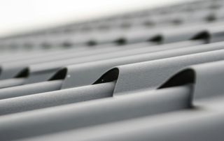 tuiles anthracites vues de près