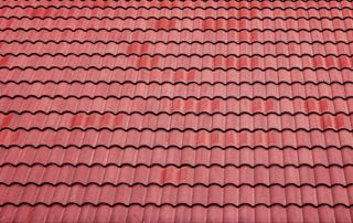 Zoom sur une toiture en tuiles
