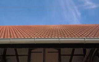 Toiture en tuiles avec une gouttière