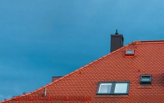 toit incliné en tuiles avec fenêtres Velux